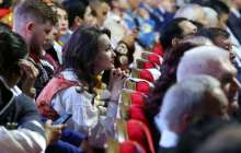 Назарбаев қолындағы гүл шоқтарын қыз-келіншектерге таратып берді – видео