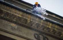 Үйдің төбесінде қар күреп жүрген ер адам әжетханаға құлап түсті