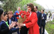 Әлия Назарбаеваға әкесінің құрметіне аталған қызғалдақтар тарту етілді – фото