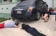 ​Қолында емізулі баласы бар әйел күшікті көліктің астынан алып шыққан