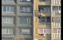 Қостанай облысында күйеуімен ұрысып қалған әйел балконға ілініп қалды