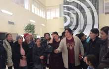 Алматыда әкімдікке келген аналар "Назарбаев кетсін!" деп ұрандатты