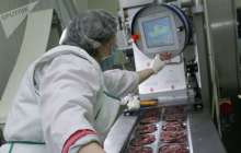 Зауыт қызметкері жұмыс істеп тұрған еттартқышқа құлап кетті