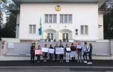 Прагадағы қазақ жастары Алматыда қамалған белсенділерді қолдап акция өткізді