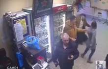 ​Сатушы дөрекі сатып алушыны ұрып тастады