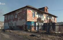 Қариялар шатыры шіріп, едені тозған үйде тұрып жатыр