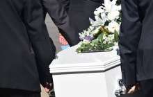 Әйел күйеуінің денесі жатқан табытты үкімет ғимаратына әкелді