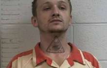 ​Қолында кісені бар қылмыскер полицейдің көлігін теуіп кетіп, кепілге адам алған