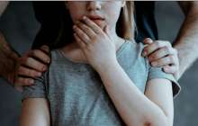 Риддерде зорланған қыздың анасы педофилді жазаламауды сұрады