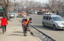 Алматыда жол жөндеп жатқан жұмысшыларды көлік қағып кетті – видео