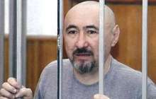 "Ақпаратқа зәру, киімі тозған". Арон Атабектің түрмедегі жағдайы