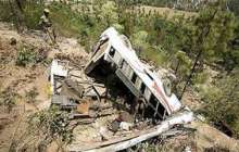 Автобус 150 метр биіктіктен құлап, 14 адам көз жұмды