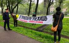 Бір топ белсенді Алматы соты алдында қамалған жастарды босатуды талап етті