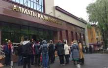 Ұсталған жастарды қолдау үшін Алматыдағы қалалық сот алдына бір топ азамат жиналды