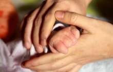 Полиция қызметкерлері далада аязда қалдырылған шақалақтың анасын іздестіріп жатыр