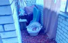 Анасы нәрестені жалаңаш күйінде балконда қалдырып кеткен