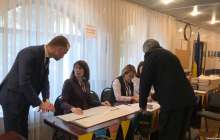 Нұр-Сұлтандағы сайлау учаскесінде Украина азаматтары дауыс беріп жатыр