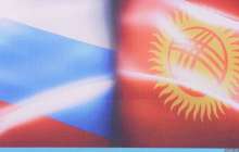 Бішкекте "Путин - агрессор" деген жазуы бар плакат ұстаған белсендіні ұстады