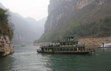 Қытайда адамдар өтіп бара жатқан кезде аспалы көпір құлады – қорқынышты видео