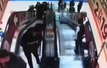 Ағасы арбадағы інісін экскалатордан итеріп жіберді