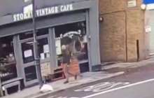 Видеошок: "Періштесі қаққан". Ер адам өткен жерден бір секунттан соң төбе құлаған