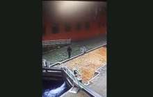 Телефонына телмірген жігіт суға құлап кетті (ВИДЕО)