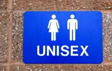 Оқушы қыздар унисекс дәретханаларға наразылығын білдіруде