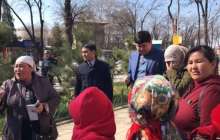 Шымкентте ондаған наразы ана "әкім келмесе, орталық көшені жаппақ"