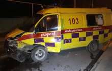 Алматыда жедел жәрдем көлігі аударылды