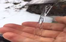 Су ағып тұр ма, әлде қатып қалған ба? 