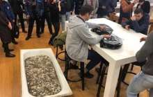 Ер адам бір ванна тиын беріп смартфон сатып алды