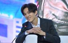 Димаш "Жыл адамы" атанған Роза Рымбаеваны құттықтады