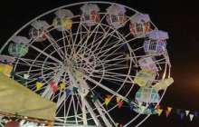 Ішінде адамдары бар аттракцион төңкеріліп кетті