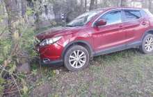 Алматыда рөлде отырған қыз есінен танып қалды: көлік ағашқа соғылған