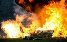 Көлік ішінде отырған адам тірідей жанып кете жаздады – жантүршігерлік видео