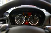 Сәбиін құшағына алып, көлік айдаған көпбалалы ана жұрттың ызасына тиді – видео