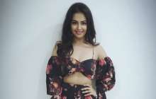 Жартылай жалаңаш денесін көрсеткен "Ананди" желіні жарды (фото)