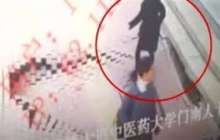 Көшеде келе жатқан әйелді жер жұтып қойды