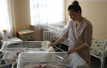 Оралда келіншек егіздердің біреуін араға 2 ай салып босанды