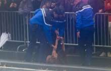 Төсін жалаңаштаған әйел президенттің кортежіне тап берді