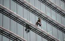 Зейнеткер тұрғын үйде ілініп тұрған альпинистердің арқанын кесіп жіберді