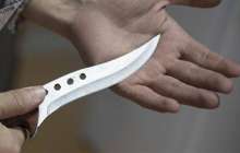 Террористер қыздардың бірінің басын кесіп, екіншісін бауыздап тастаған