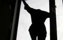 Шымкентте полицейлер балконнан секірмек болған әйелді құтқарып қалды