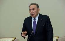 Назарбаев жөтеліп отырған екі әйелге өз қолымен дәрі апарып берді – видео  