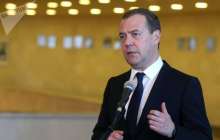 Медведев Түрікменстан президенті сыйлаған алабайды көрсетті