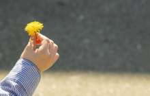 Митингтегі фото, гүл сыйлаған қыз