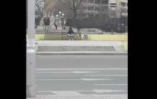 Ақтауда көшенің қақ ортасында жігіт пен қыз жыныстық қатынасқа түскен (18+)