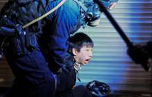 Гонконг полициясы наразыларға жас ағызатын газ шашты