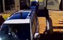 Әйел өзіне шабуылдаған 4 қарулы жігіттің бетін қайтарып, көлікпен қуды (ВИДЕО)