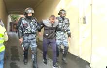 ОМОН жасақтары серуендеп жүрген азаматтарды ұстады